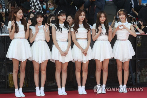 그룹 여자친구가 지난달 20일 오후 서울 송파구 잠실학생체육관에서 열린 '제1회 소리바다 베스트 케이뮤직 어워즈'에 참석해 레드카펫을 밟고 있다. <연합뉴스>